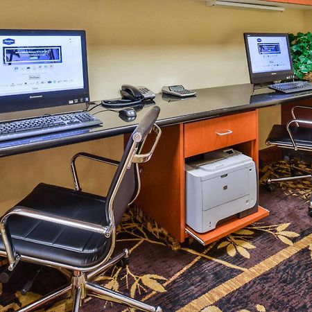Hampton Inn Эмпория Экстерьер фото