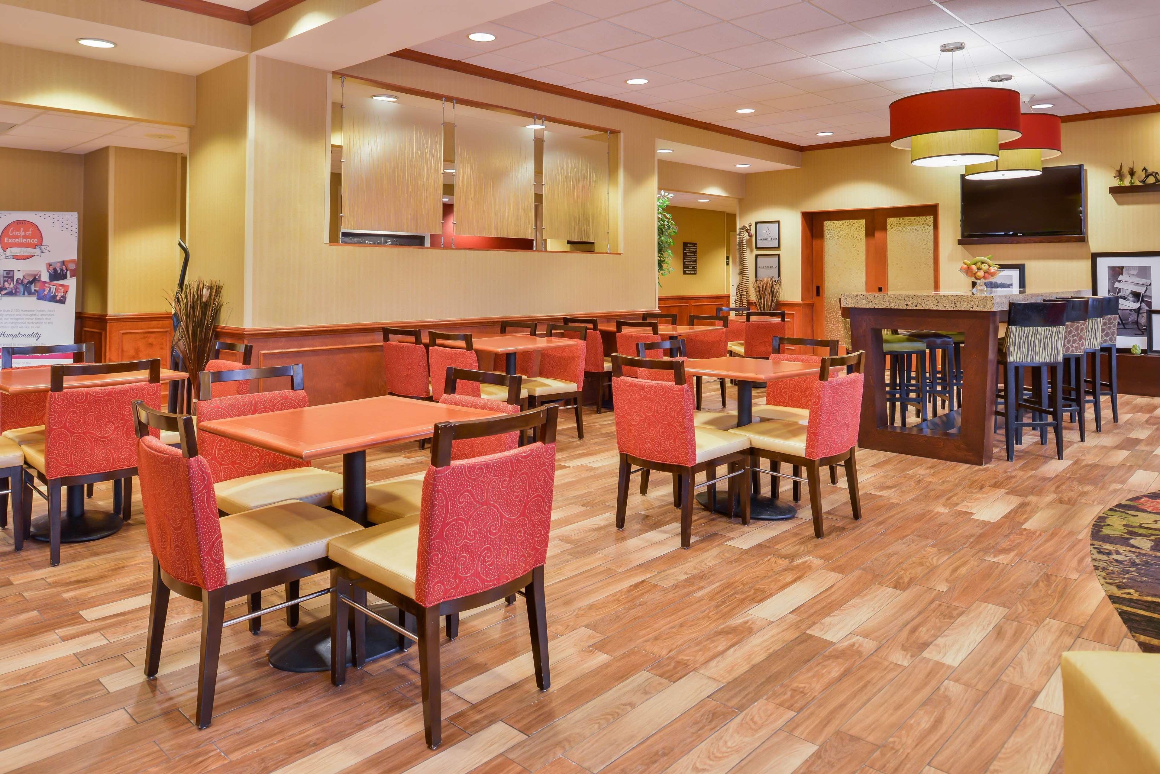 Hampton Inn Эмпория Экстерьер фото