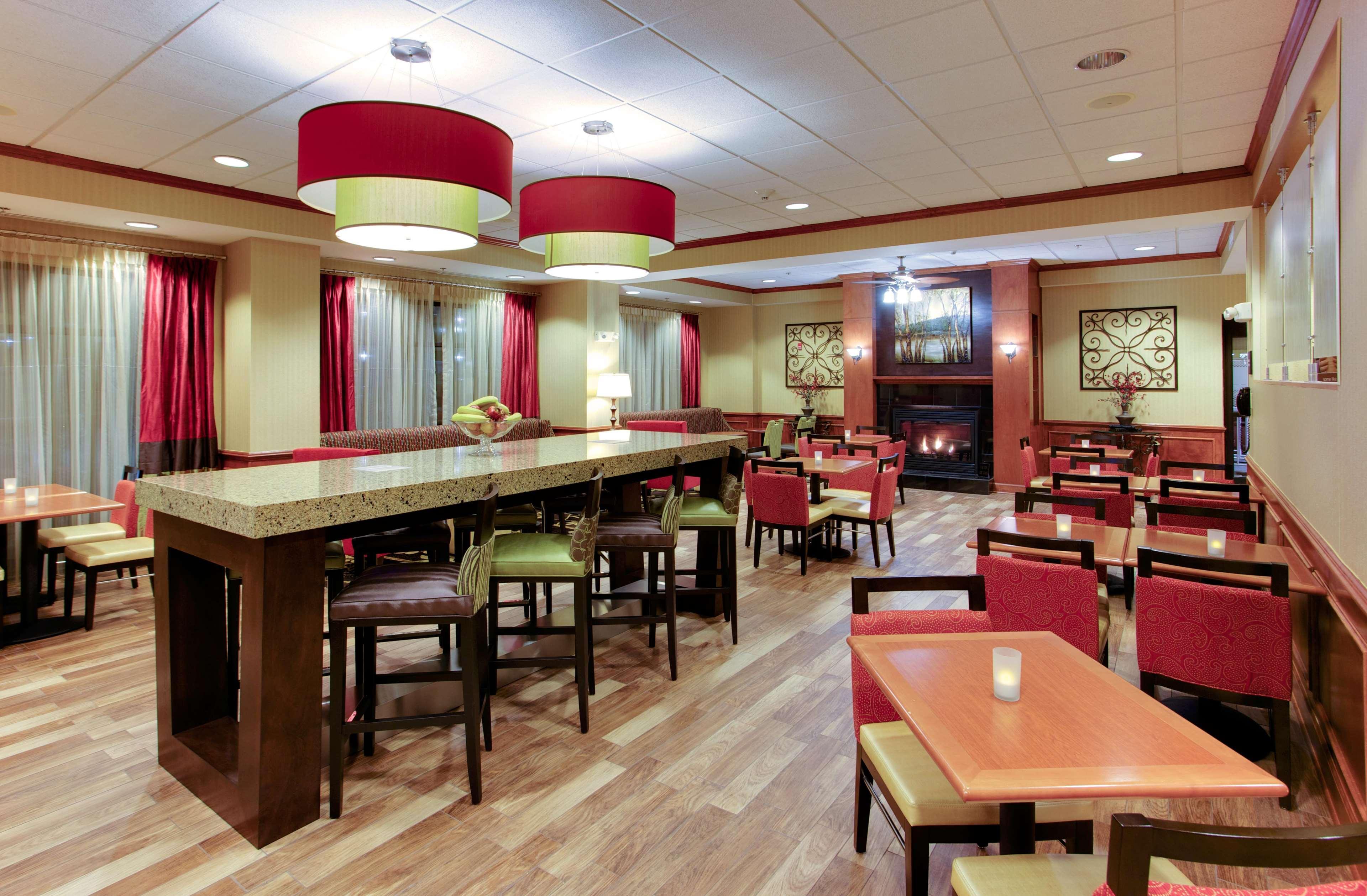 Hampton Inn Эмпория Экстерьер фото
