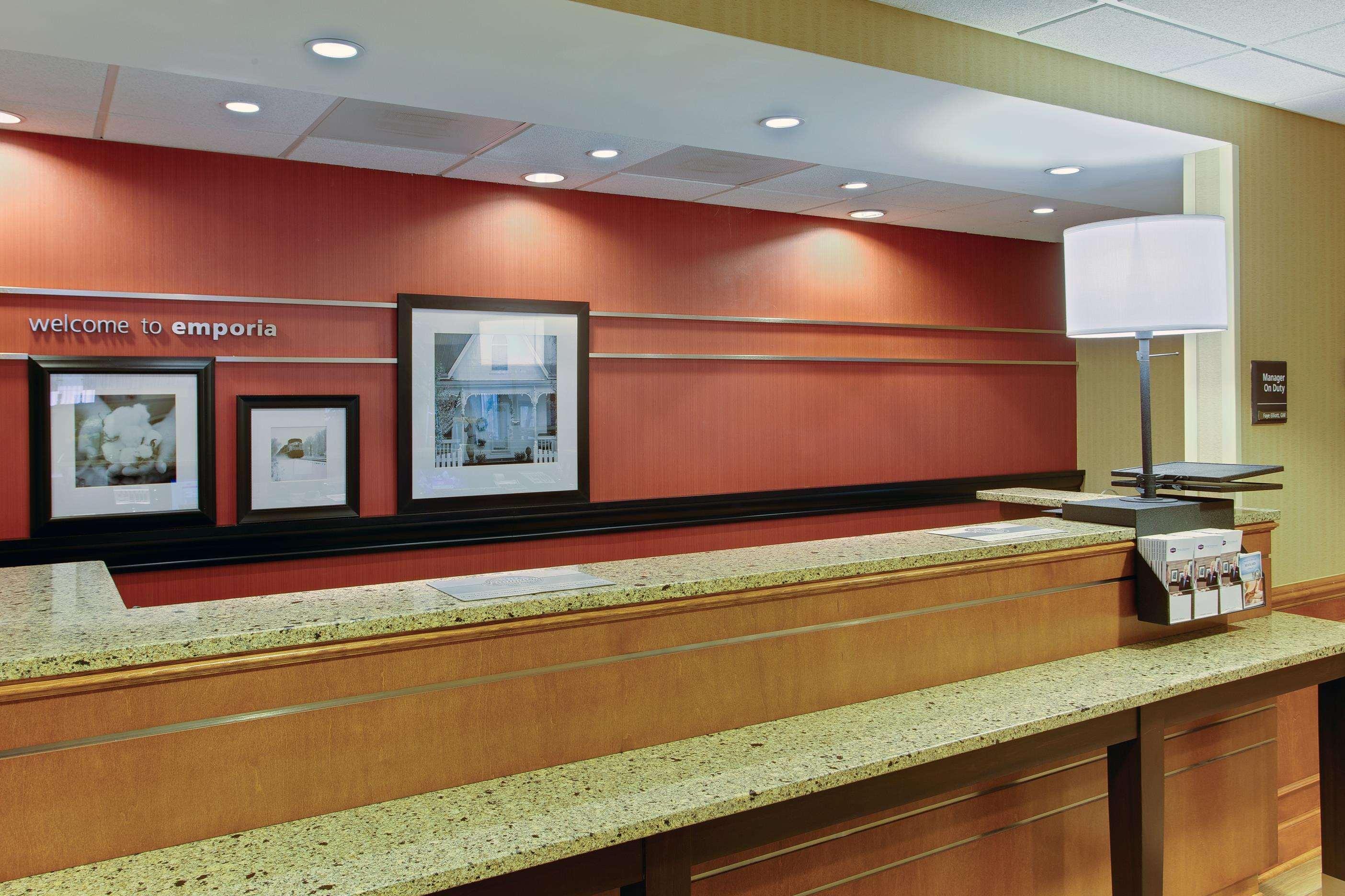 Hampton Inn Эмпория Экстерьер фото