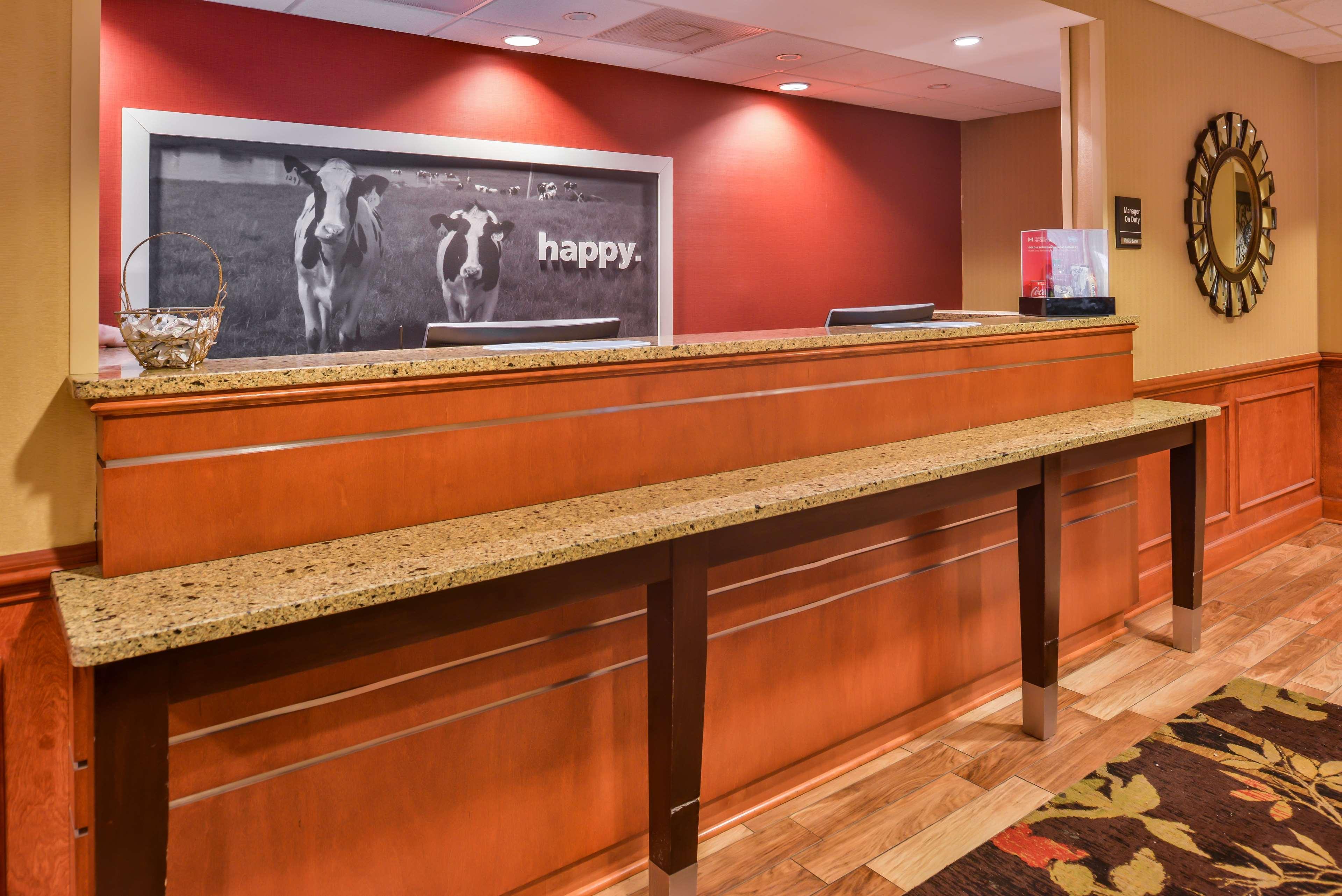 Hampton Inn Эмпория Экстерьер фото