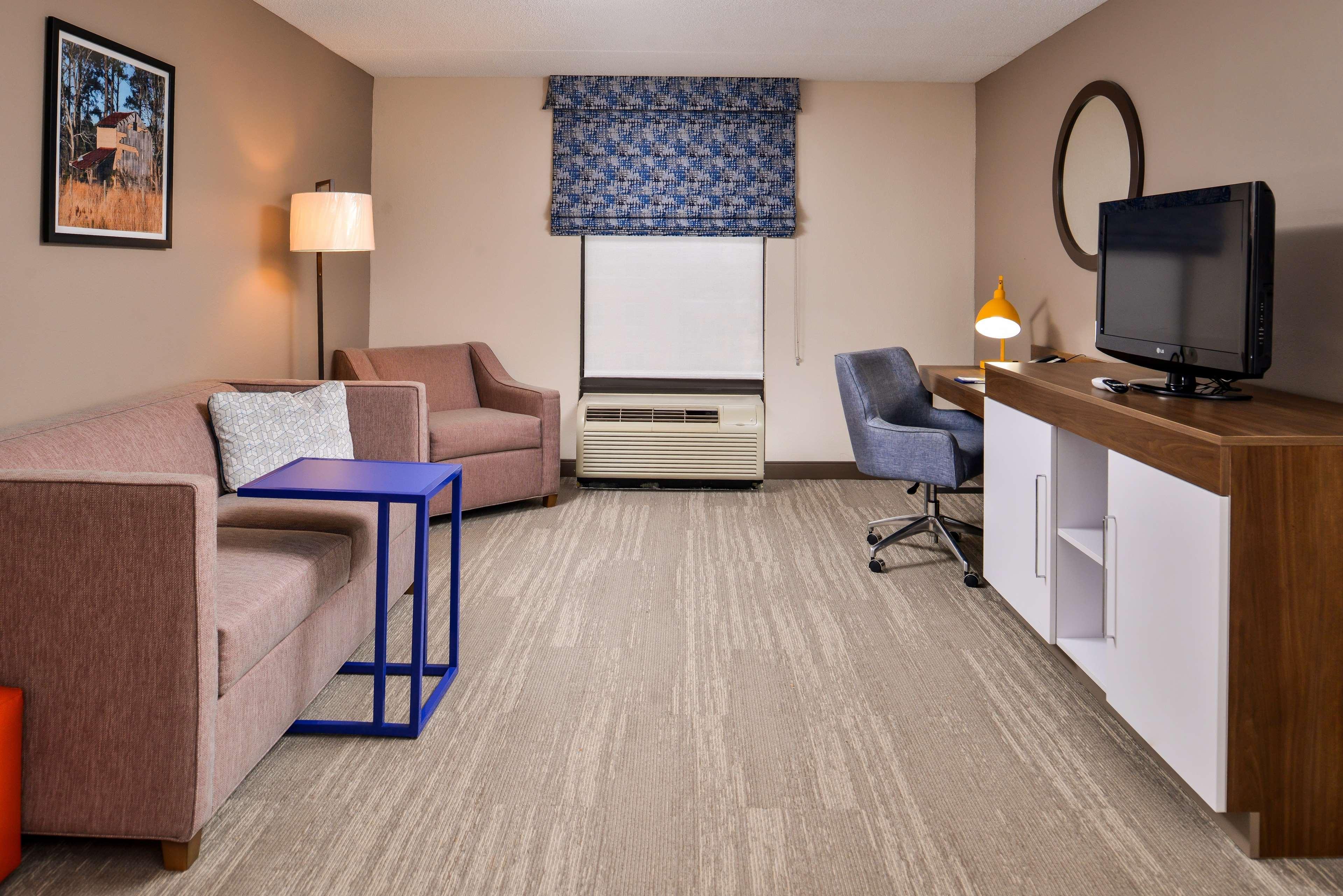 Hampton Inn Эмпория Экстерьер фото