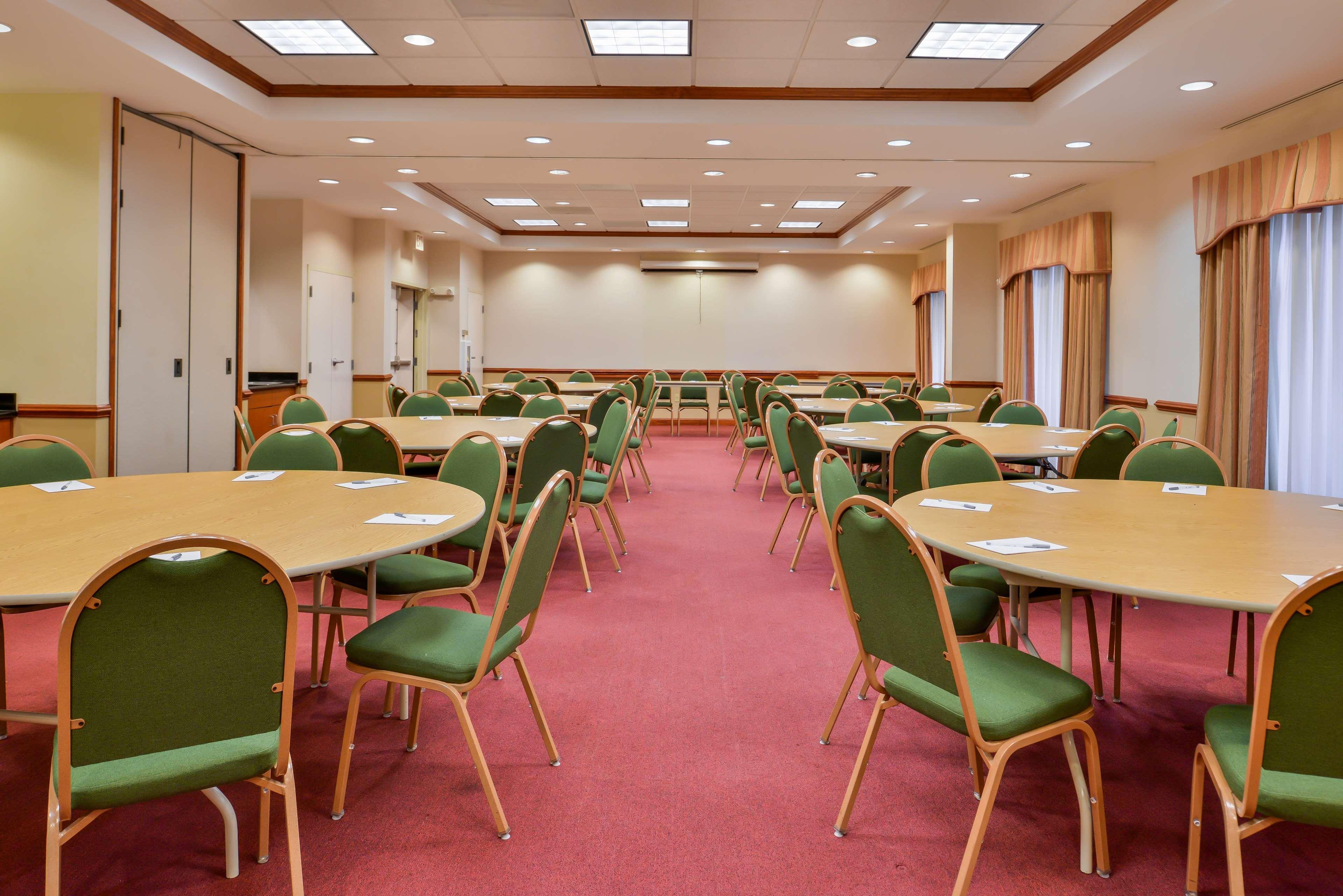 Hampton Inn Эмпория Экстерьер фото