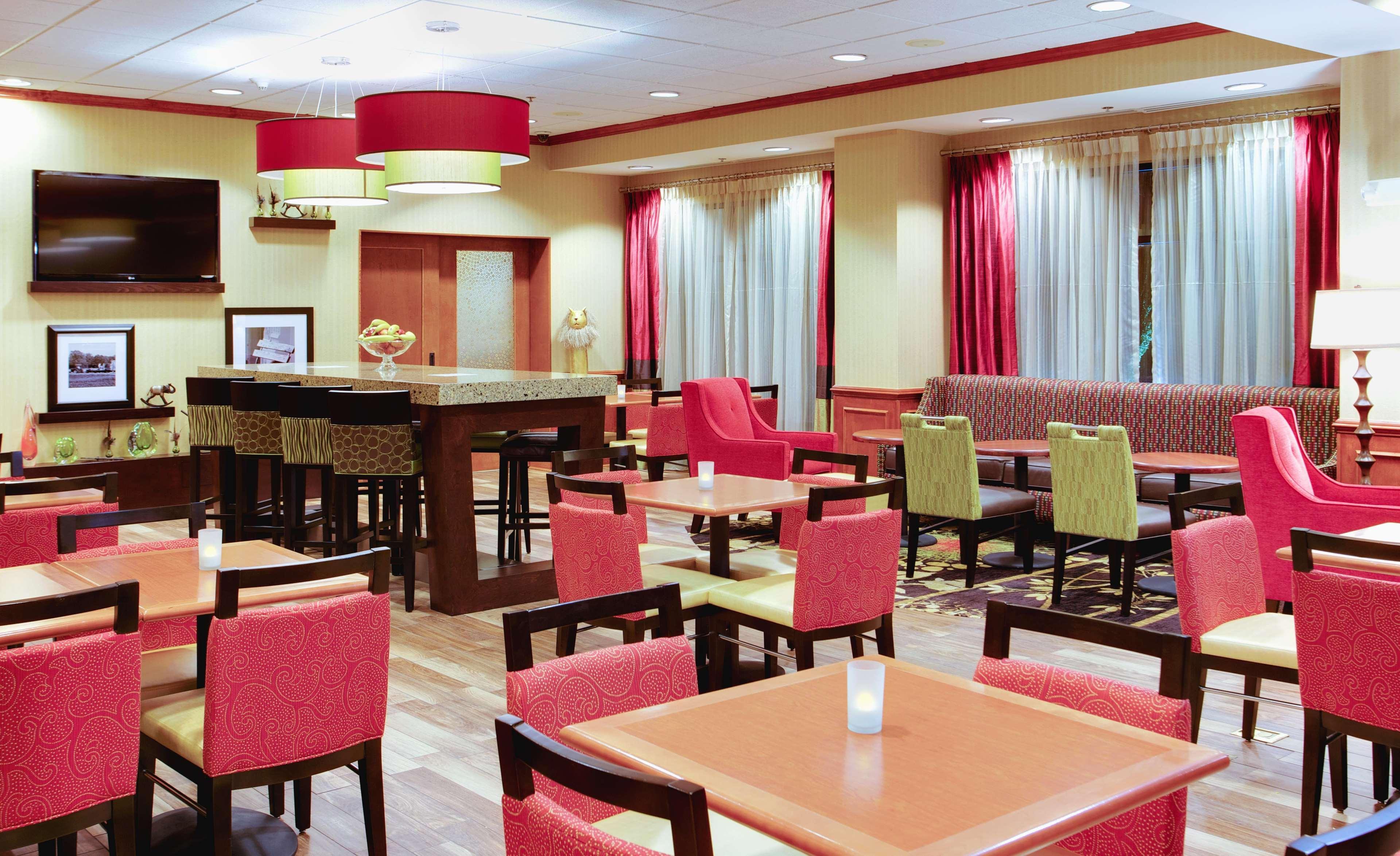 Hampton Inn Эмпория Экстерьер фото