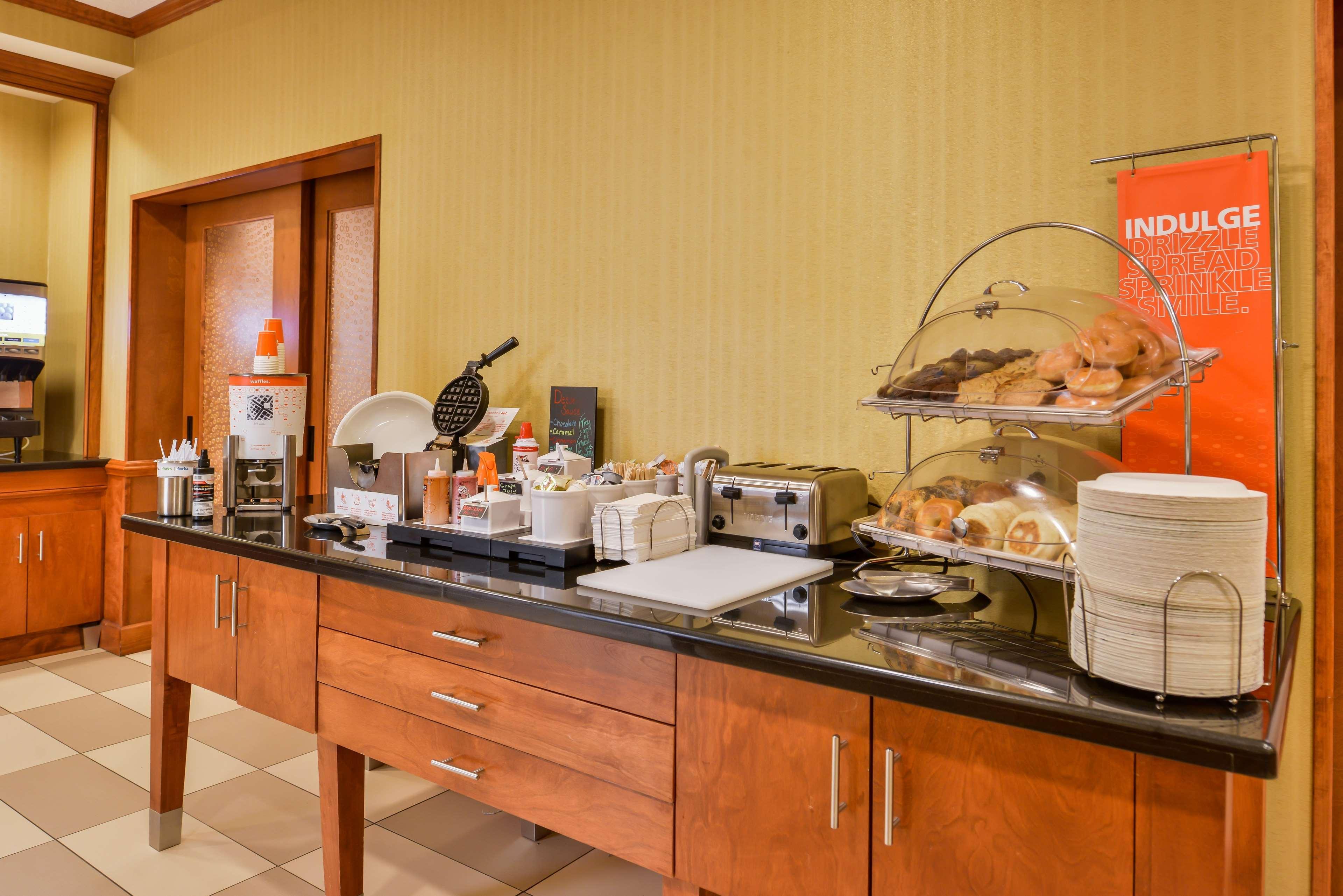 Hampton Inn Эмпория Экстерьер фото