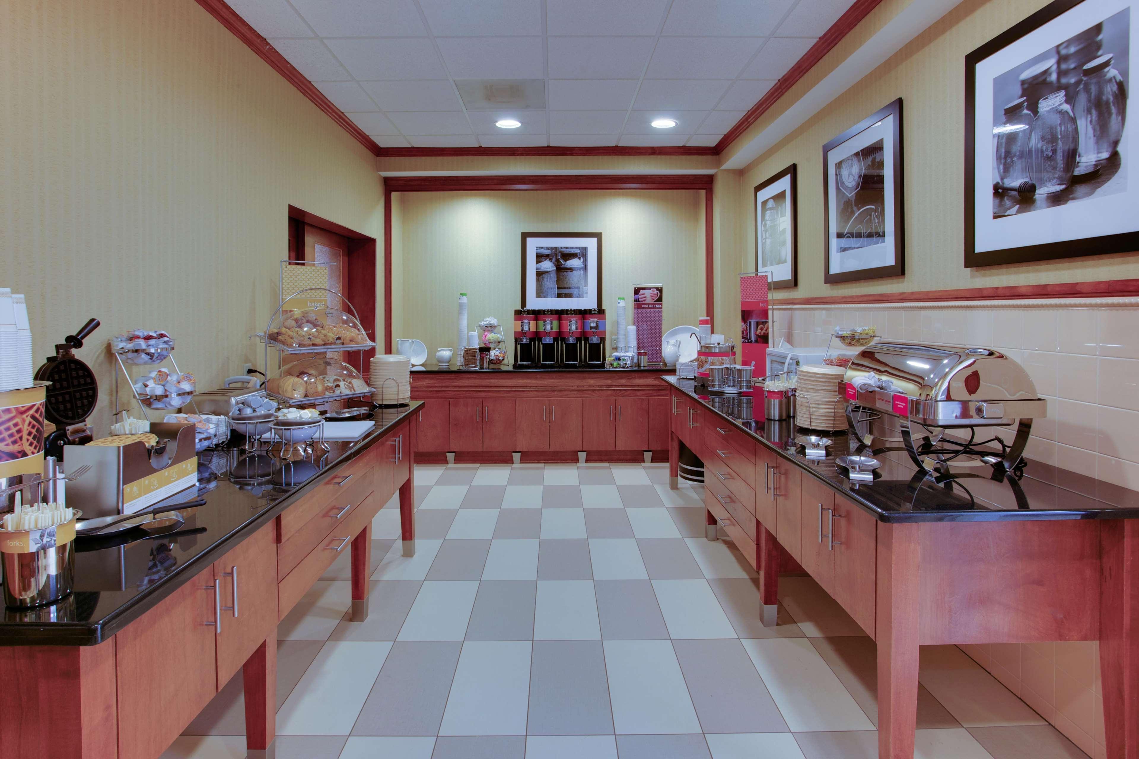Hampton Inn Эмпория Экстерьер фото