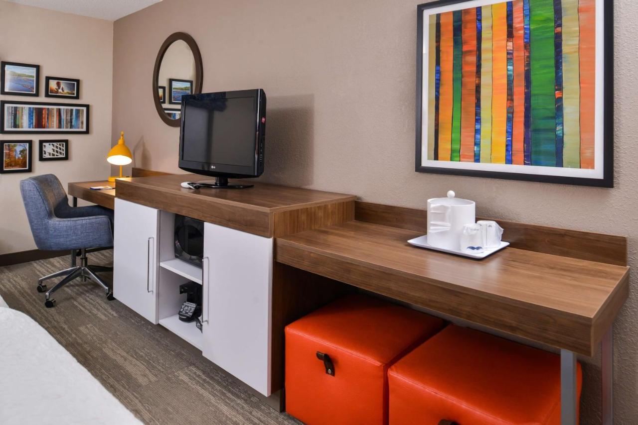 Hampton Inn Эмпория Экстерьер фото