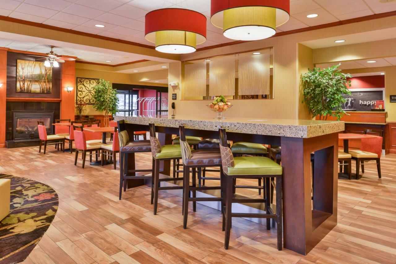 Hampton Inn Эмпория Экстерьер фото