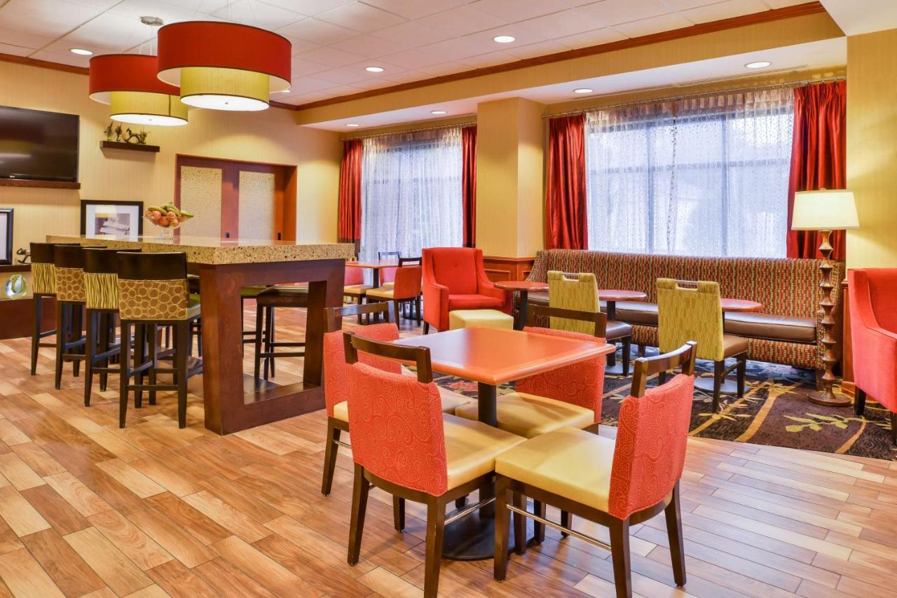 Hampton Inn Эмпория Экстерьер фото