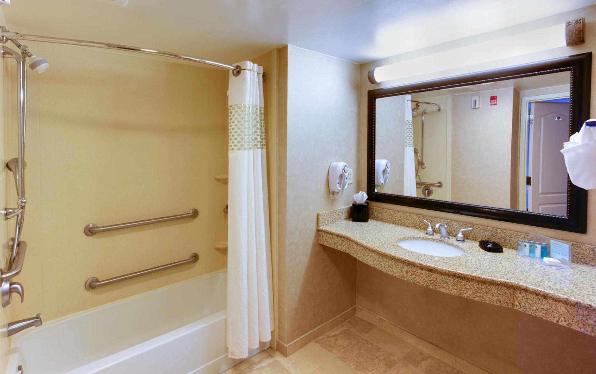 Hampton Inn Эмпория Экстерьер фото