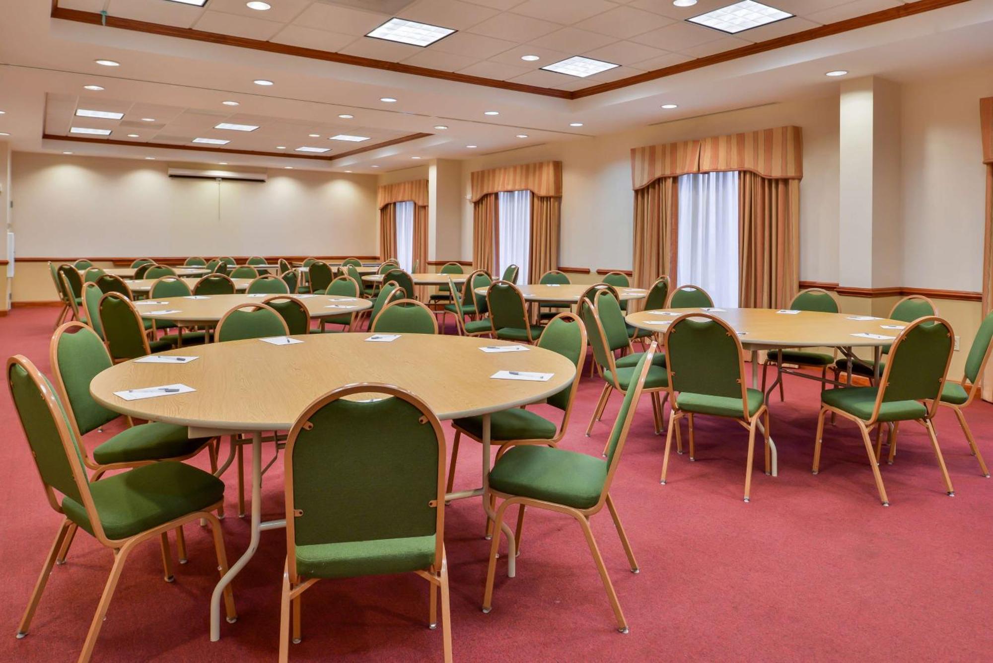 Hampton Inn Эмпория Экстерьер фото